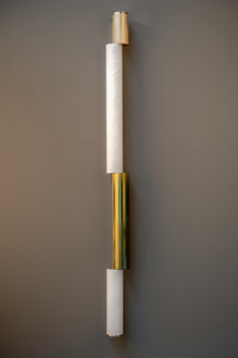 Éclairage de luxe pour hôtels prestigieux. Nos appliques en albâtre et laiton brossé, disponibles en finitions Bleu/Coral, Vert et Moon Gold, sont conçues pour sublimer les espaces d'accueil et les suites luxueuses. Un design signé Studio Parisien, parfait pour créer une ambiance élégante et raffinée dans les établissements hôteliers de haut standing.