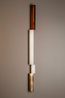 Appliques de luxe pour yachts et résidences exclusives. Nos créations en albâtre et laiton brossé, avec des finitions Bleu/Coral, Vert et Moon Gold, apportent une touche d'élégance et de sophistication à bord des yachts et dans les résidences luxueuses. Design par Studio Parisien, idéal pour les espaces intérieurs haut de gamme.