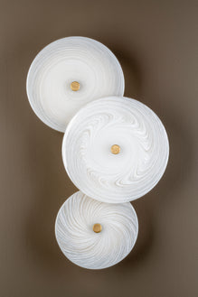 Luminaires pour décoration d'hôtels de luxe : l'applique Sérénade est un choix parfait pour sublimer les espaces hôteliers prestigieux. Avec ses cives filigranées et son éclairage en spots LED, cette applique en laiton ajoute une dimension artistique et raffinée aux suites et halls d'entrée des hôtels de haut standing.