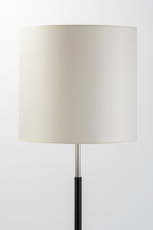 Éclairage sur mesure pour propriétaires fortunés : la lampe ROCK, avec son design élégant et sophistiqué, est parfaite pour les résidences de luxe. Diffusant une lumière d'ambiance raffinée, elle crée une atmosphère intime et confortable, idéale pour les chambres et les bureaux des propriétaires fortunés.