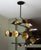Le lustre  Pagode design de Sybille de Margerie associe laiton patiné bronze foncé à une finition vernis satiné et des boules en verre ambré, mettant en valeur un savoir-faire artisanal d’exception. Ce lustre en laiton haut de gamme s’inscrit parfaitement dans des intérieurs raffinés, où l’élégance intemporelle rencontre la précision artisanale.