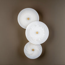 Découvrez les luminaires de luxe avec l'applique Sérénade, une pièce maîtresse en laiton avec spots LED. Parfaite pour les intérieurs haut de gamme, cette applique combine des cives filigranées, traditionnellement utilisées dans les vitraux, pour créer un éclairage unique et sophistiqué. Idéale pour ajouter une touche d'élégance à votre décoration.
